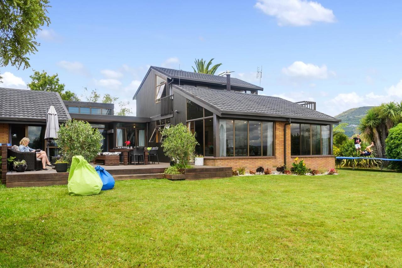 The Bird House: Stylish Rotorua Retreat with Lake Views Villa Exterior photo