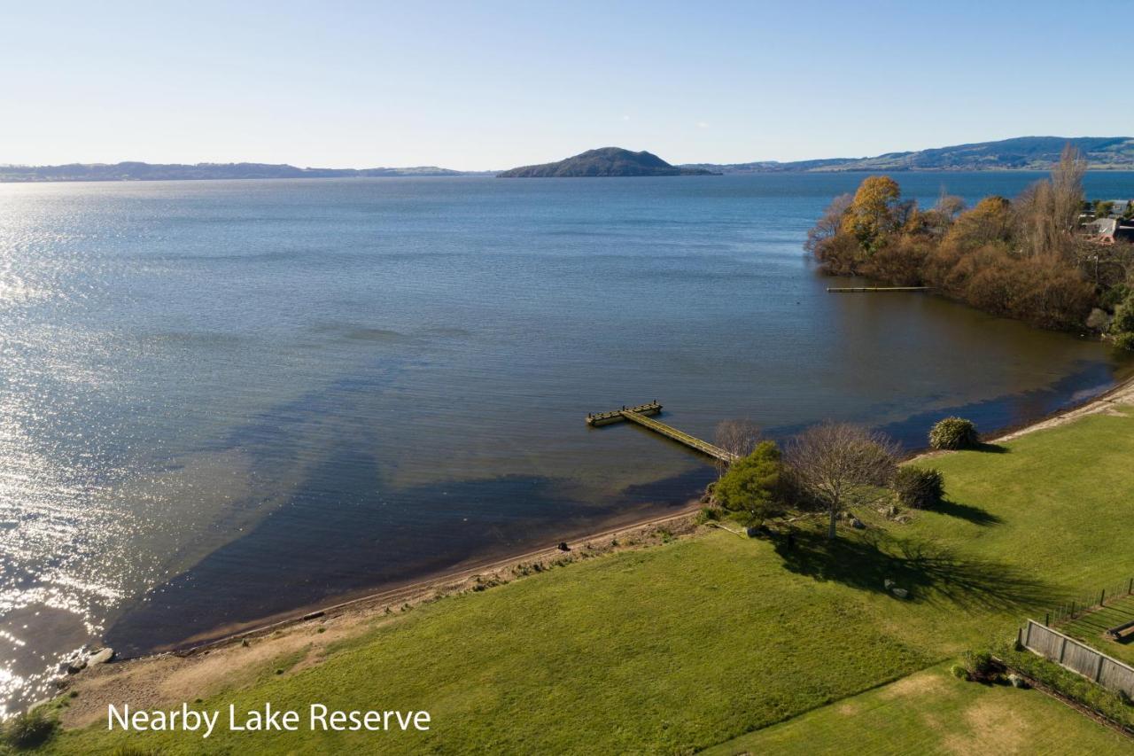 The Bird House: Stylish Rotorua Retreat with Lake Views Villa Exterior photo